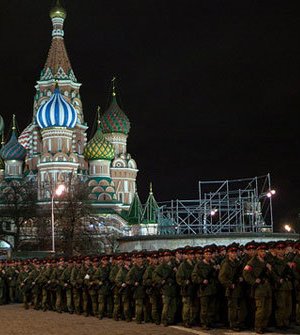 Манай цэргүүд Москвад шөнийн парадад оролцлоо