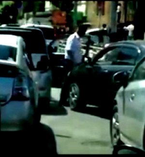 Эмэгтэйг зодсон цагдааг ажлаас нь халж, цолыг нь хураалаа