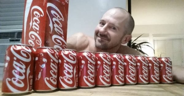 Энэ залуу өдөр бүр 10 лааз кола ундаа уугаад 1 сарын дараа ийм дүр төрхтэй болжээ