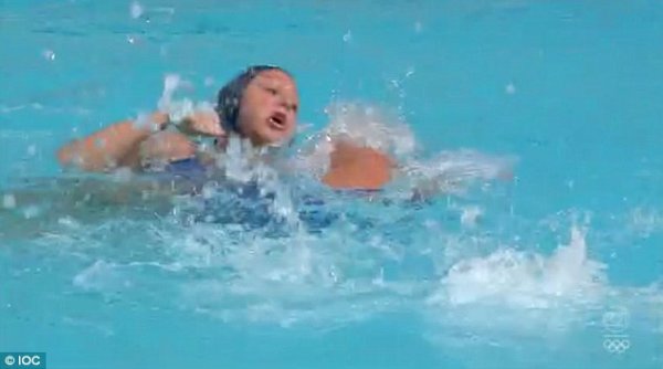 Бразилийн тамирчин тэмцээний үеэр өрсөлдөгчөө цохьжээ