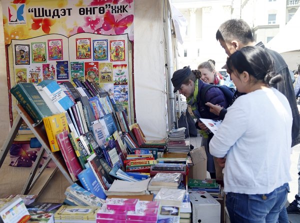 СҮХБААТАРЫН ТАЛБАЙД “НОМЫН БАЯР” БОЛНО