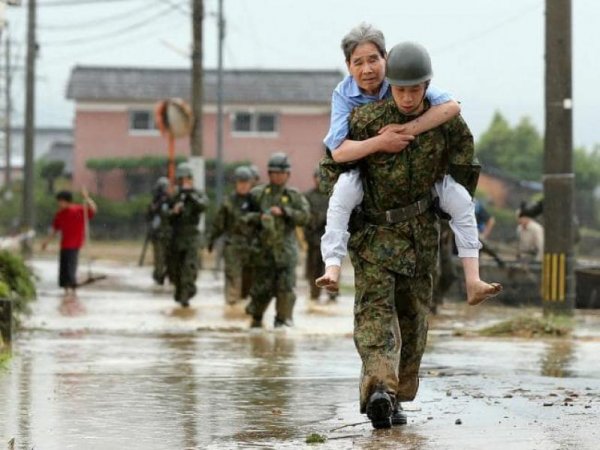 Японд үргэлжилсэн их аадар борооны улмаас хөрсний гулгалт үүсч 88 хүн амиа алджээ