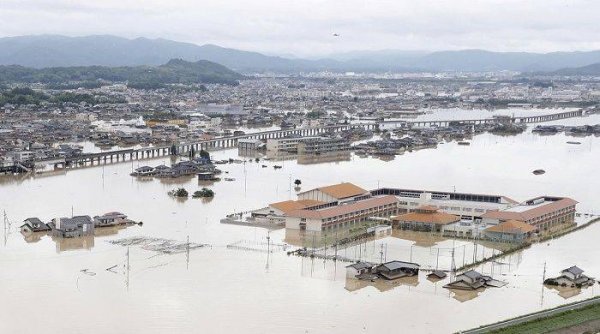 Японд үргэлжилсэн их аадар борооны улмаас хөрсний гулгалт үүсч 88 хүн амиа алджээ