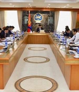 Засгийн газар хуралдаж байна