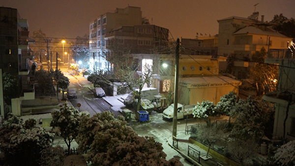 Грект цаг агаарын байдал таагүй байгаагийн улмаас сургуулиуд хаагджээ