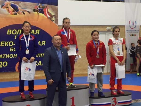 Эмэгтэй бөхчүүд олон улсын тэмцээнээс дөрвөн медаль хүртлээ