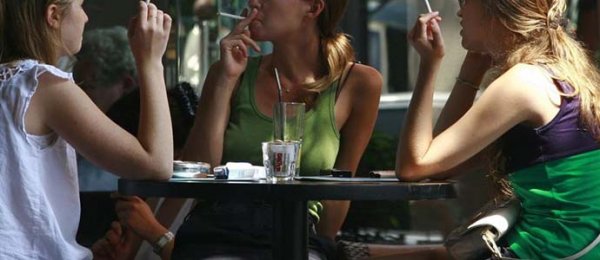Насанд хүрсэн 10 эмэгтэй тутмын гурав нь тамхи татдаг