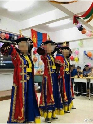 Сургуулийн танхимд байрлуулсан Монголын төрийн далбаа Хятадад маргаан дэгдээв