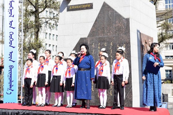 Фото: Д.Нацагдоржийн хөшөөнд цэцэг өргөх ёслол боллоо