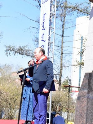 Фото: Д.Нацагдоржийн хөшөөнд цэцэг өргөх ёслол боллоо