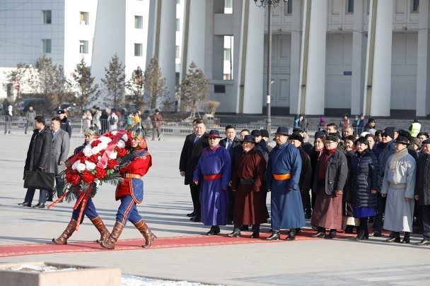 Д.Сүхбаатарын хөшөөнд цэцэг өргөж, Их Эзэн Чингис хааны хөшөөнд хүндэтгэл үзүүллээ