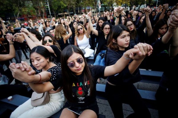 Мехикод эмэгтэйчүүдийн хүчирхийллийг эсэргүүцсэн жагсаал цуглаан болжээ