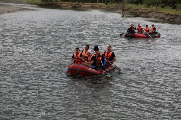 Өчигдөр Туул голын усанд машинтайгаа суусан таван хүнийг аварлаа