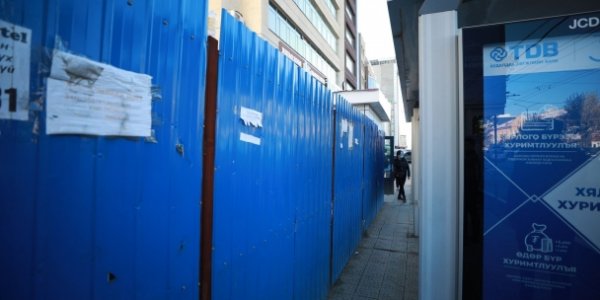 “Ази фарм” компани барилгын хашаагаа автобусны буудалд тулгаж барьсан зөрчил гаргажээ