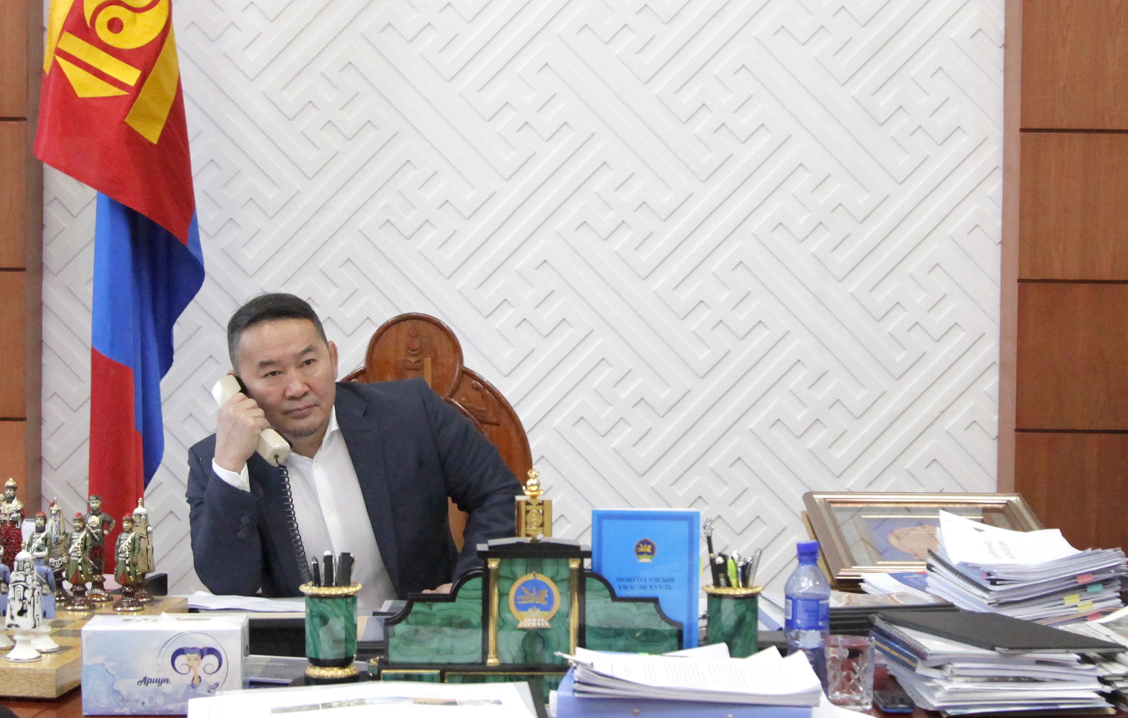 Ерөнхийлөгч Х.Баттулга ямар учраас цэцийн үүдийг сахих болов?