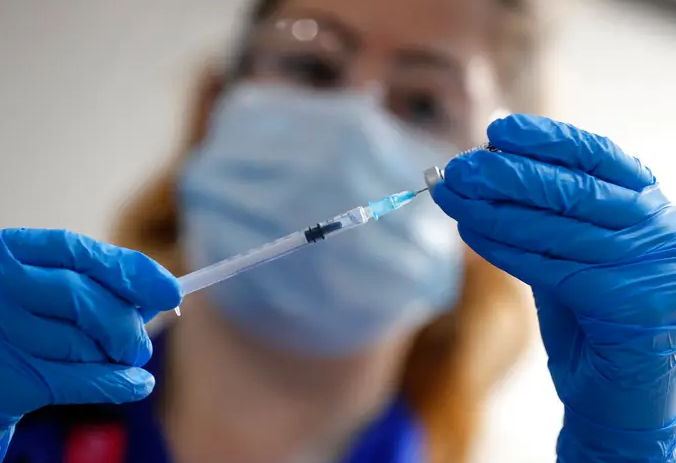 “COVID-19”-ийн вакцин хийлгэсэн хүмүүс хөнгөн өвчилж буйг тогтоожээ