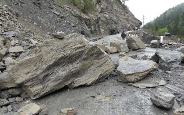 Хятадад уулын чулуулаг нурсны улмаас 19 хүн амиа алджээ